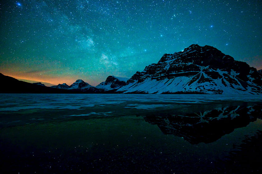 Vía láctea, cielo estrellado, noche, lago Bow, reflejos, montañas fondo de pantalla