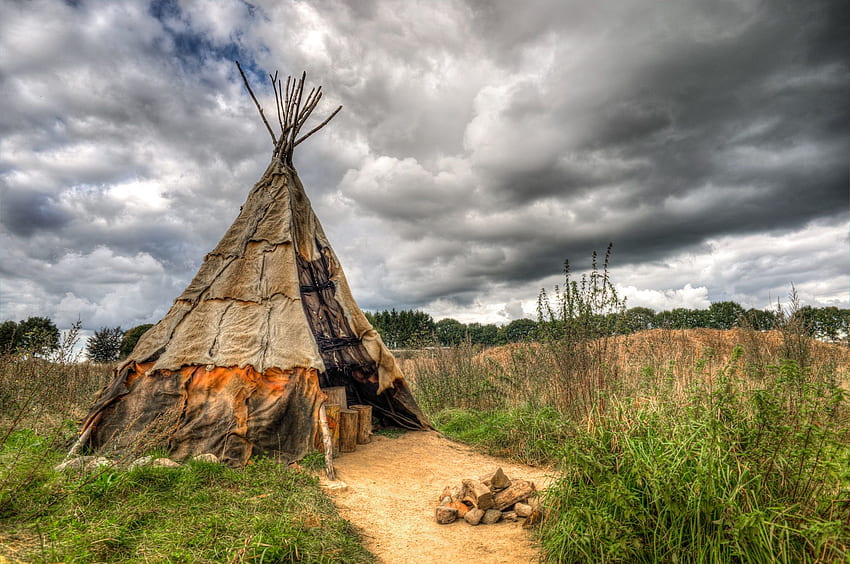 ชาวอินเดียนพื้นเมือง Tipi หรือ teepee ปกคลุมด้วยหนังสัตว์ เต็มหมู่บ้าน Native American Village วอลล์เปเปอร์ HD