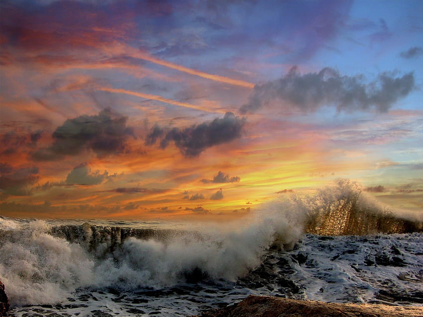 Vagues de l'océan, nuages, lever de soleil Fond d'écran HD