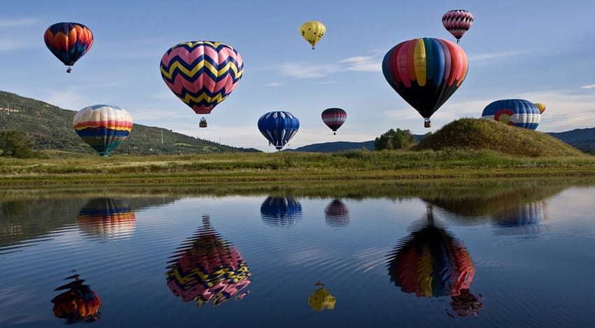 Niezła tablica balonów na ogrzane powietrze, kraj, gorąco, kolory, trawa, jezioro, dzień, balony, powietrze, zieleń, chmury, natura, niebo, woda Tapeta HD