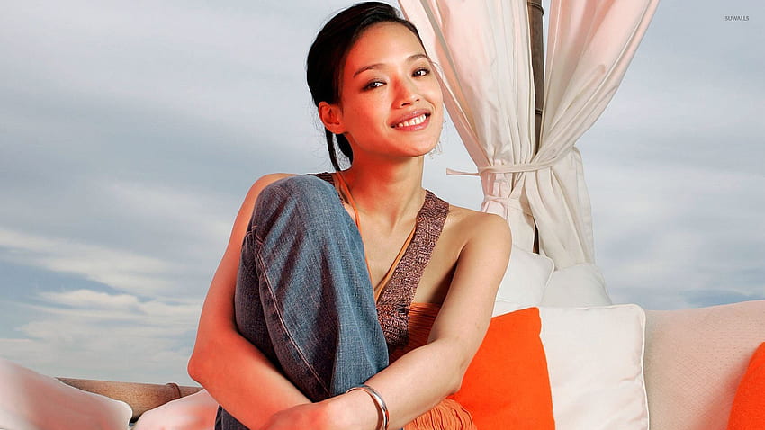 Shu Qi smiling with hands crossed on her leg - Celebrity HD wallpaper