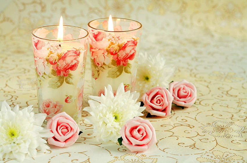 Luce soffusa, rose, fiamme, vetri, candele, fiori Sfondo HD