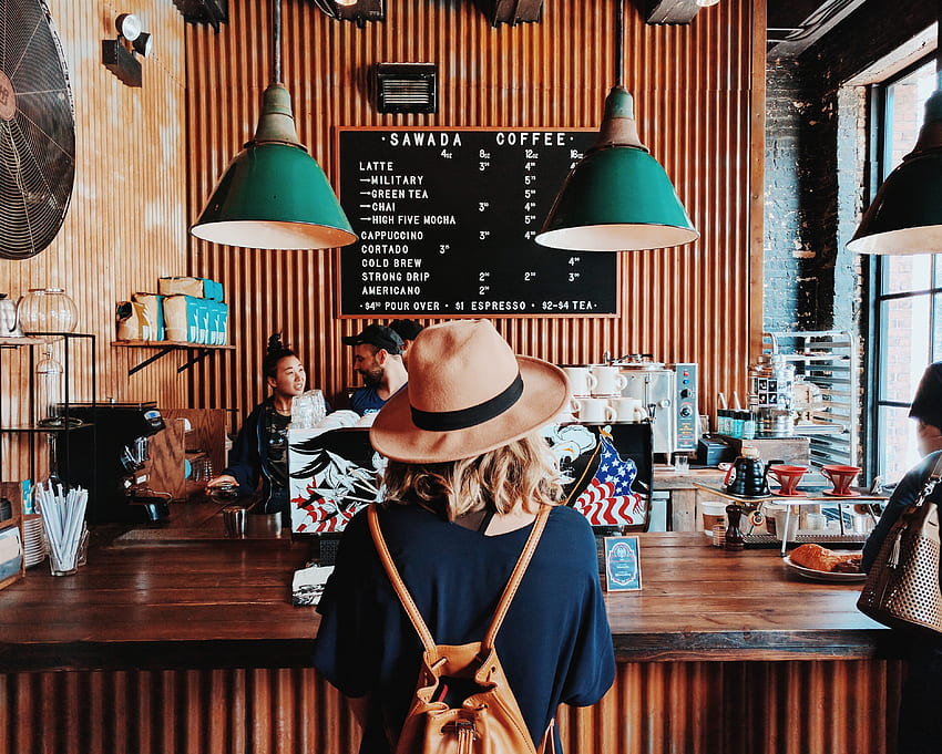 Kahve dükkanının yanında kahverengi güneş şapkalı mavi gömlekli kadın HD duvar kağıdı