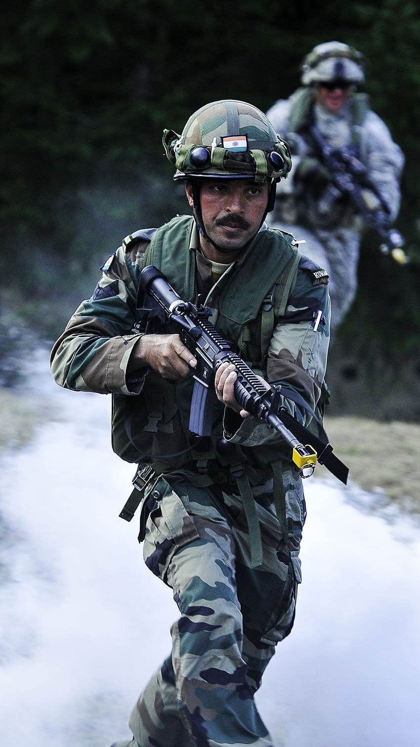 Войник от индийската армия на бойното поле, индийска армия, войник на бойното поле HD тапет за телефон