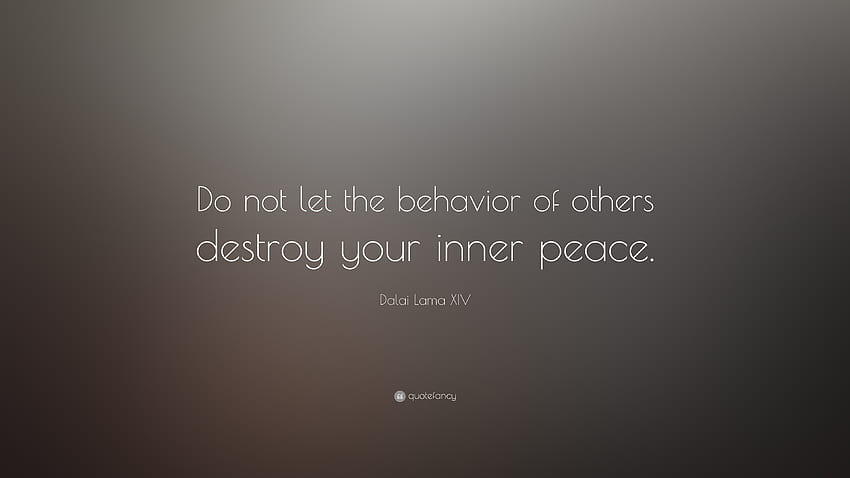 Цитат на Далай Лама XIV: „Не позволявайте поведението на другите да разруши вътрешния ви мир.“ HD тапет
