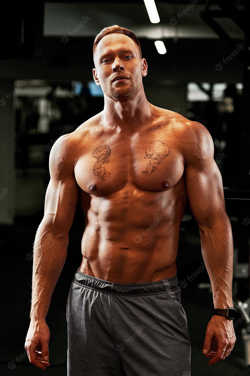 Prämie . Closeup Portrait eines muskulösen Mannes Training mit Langhantel im Fitnessstudio. Brutaler Bodybuilder, athletischer Mann mit Sixpack, perfekten Bauchmuskeln, Schultern, Bizeps, Trizeps und Brust HD-Handy-Hintergrundbild