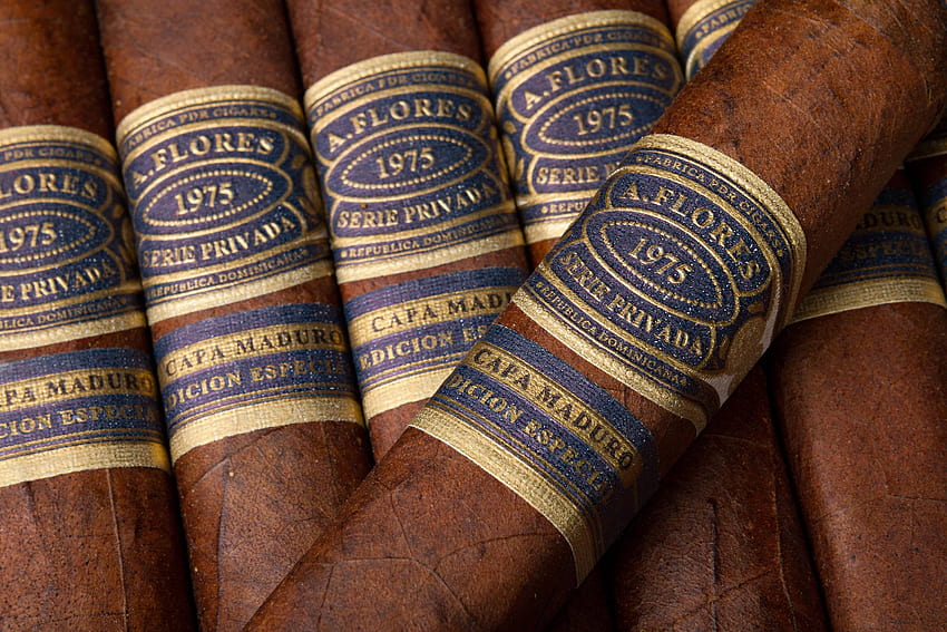 Zigarre . Zigarrenkiste, Zigarrenbar und Cocktailzigarre, Zigarrenrauch HD-Hintergrundbild