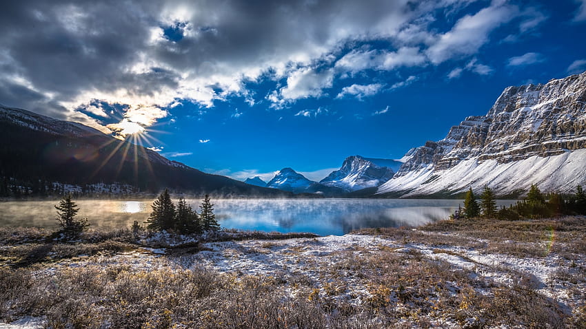 Bow Lake, Banff NP, Alberta, Felsen, Berge, Kanada, Steine, Landschaft, Sonnenaufgang, Schnee, Wolken, Bäume, Himmel, Sonne HD-Hintergrundbild