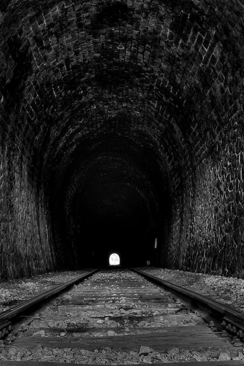 あなたは私の友人であり、終わりの光であり、闇であり、トンネルそのものです。 私のイン。 かわいい背景、光と影の、暗い、暗いトンネル HD電話の壁紙