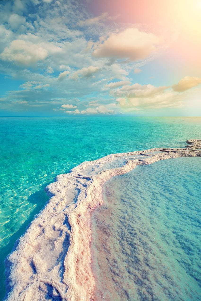 이스라엘 사해의 얕은 물에 있는 소금 능선. 사해 방문 - 사해를 만드는 데 도움이 되는 완전한 가이드. 해변, 아름다운 해변, 여행 HD 전화 배경 화면