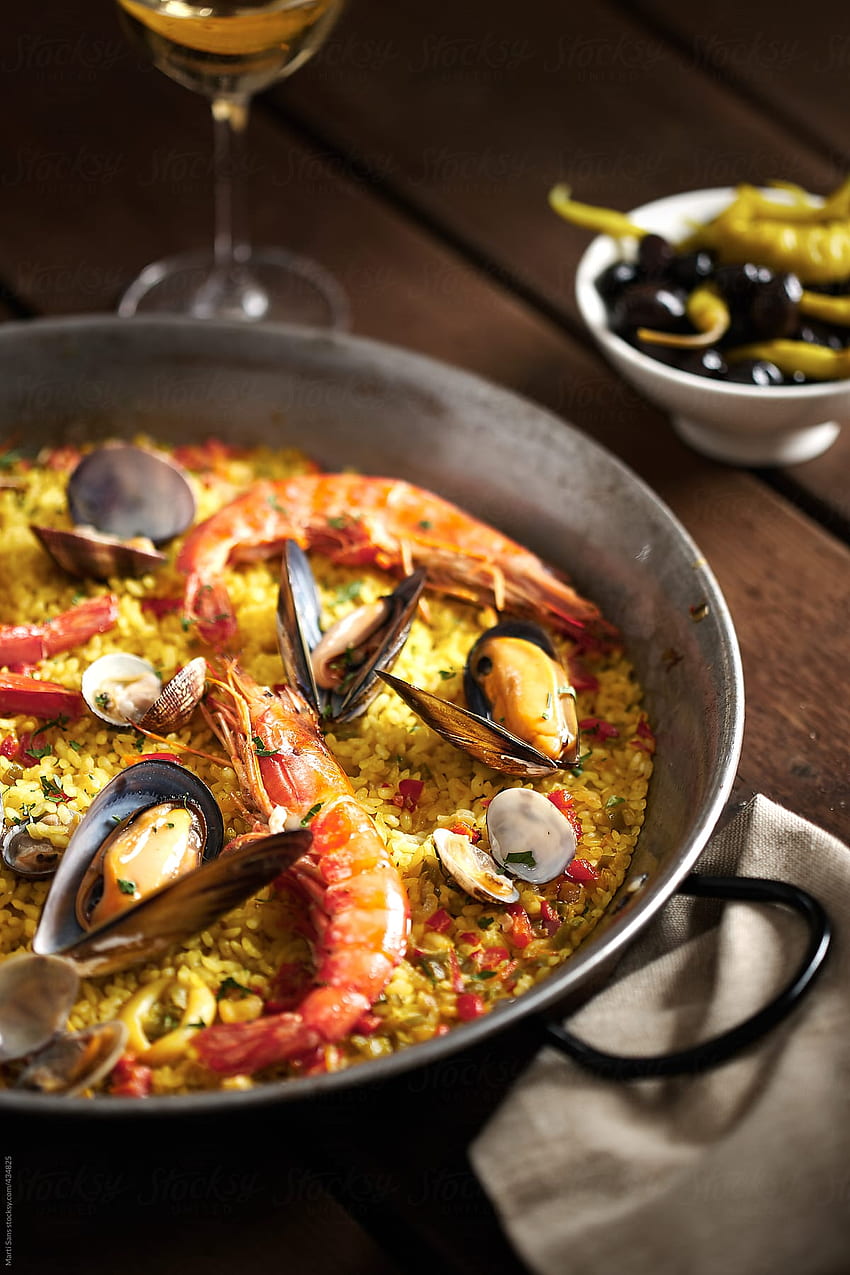 Typical Spanish paella meal by Martí Sans HD phone wallpaper