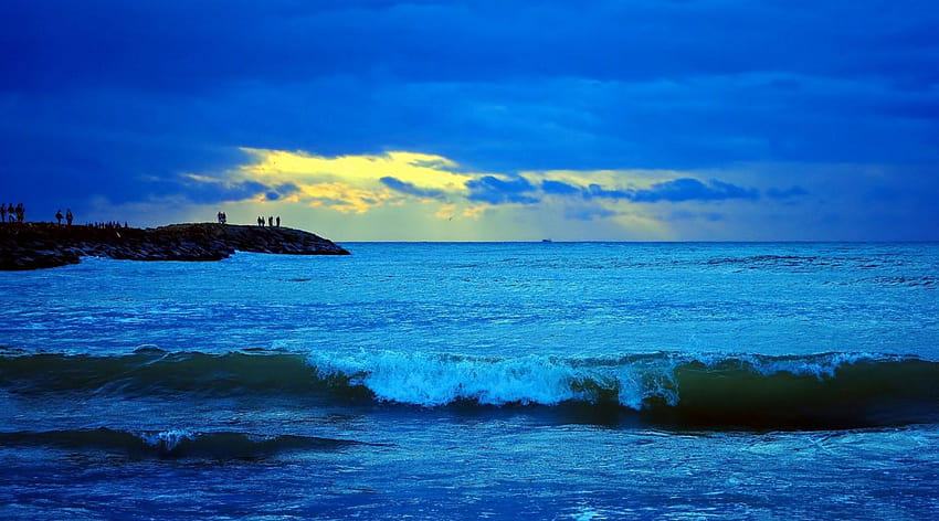 краят на деня, синьо, море, вълни, хора, залез, скали HD тапет