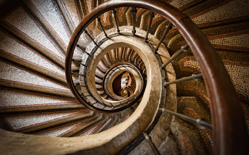 Treppe . Verlassene Treppe, himmlische Treppe und optische Täuschung der Treppe, Wendeltreppe HD-Hintergrundbild