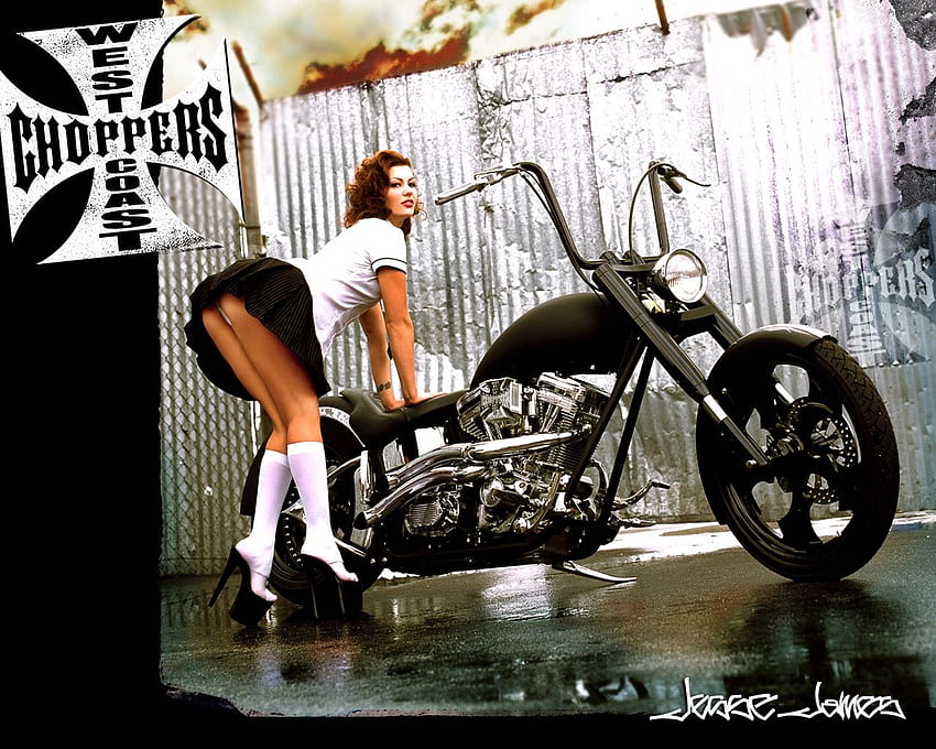 West Coast Choppers Motocicleta y chica caliente en estilo colegiala fondo de pantalla