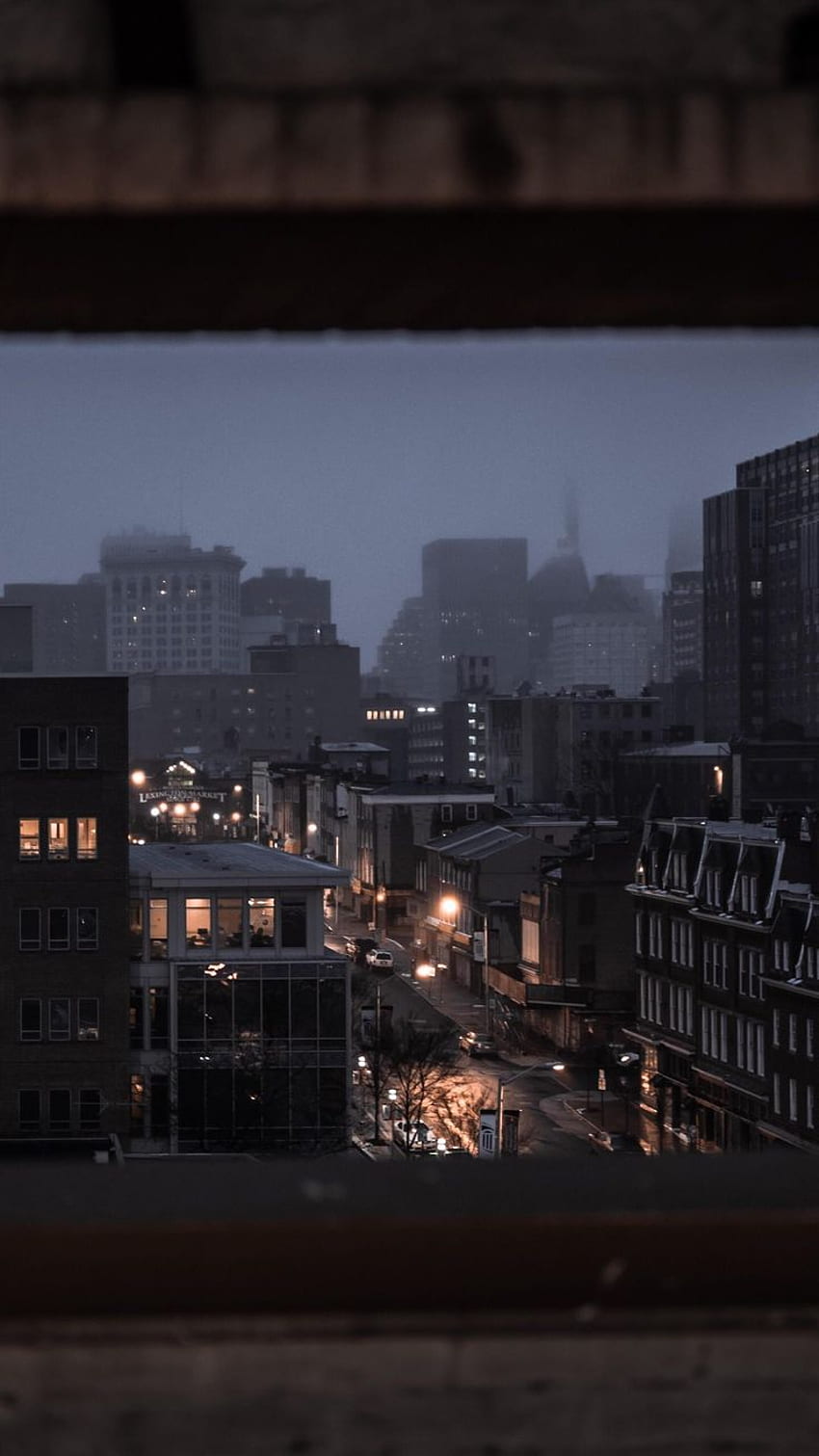 Deszczowy Mglisty Wieczór W Baltimore MD. Albo Gotham Idk [OC] []. Estetyka miasta, deszczowe miasto, mglisty Tapeta na telefon HD