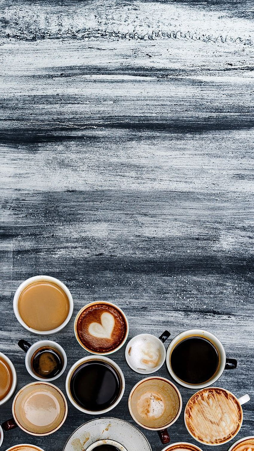 Verschiedene Kaffeetassen auf einem abstrakten strukturierten. von / Ecke. Kaffee, strukturiert, Kaffeebesessenheit, Kaffeezusammenfassung HD-Handy-Hintergrundbild