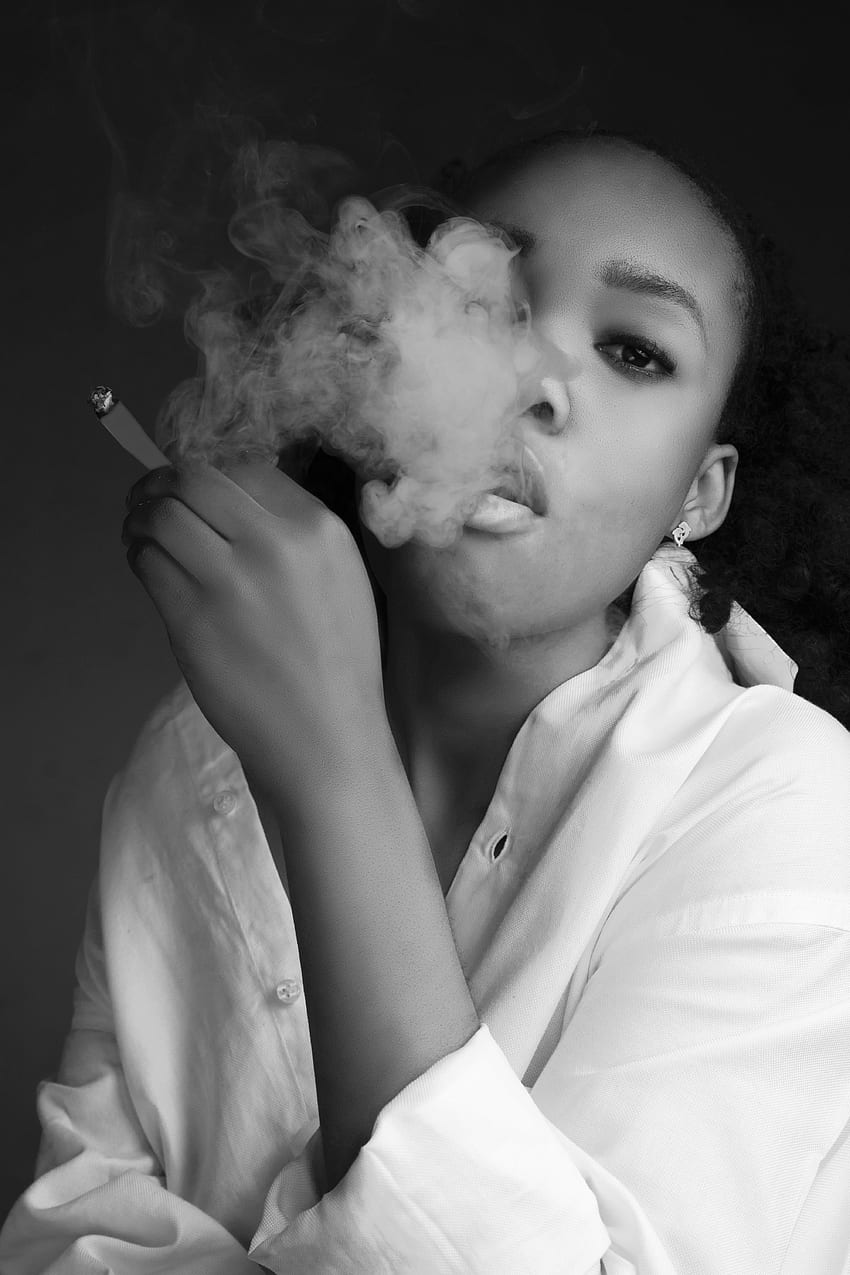 Mujer negra fumando cigarrillo y exhalando humo · Stock, gente guapa fumando fondo de pantalla del teléfono