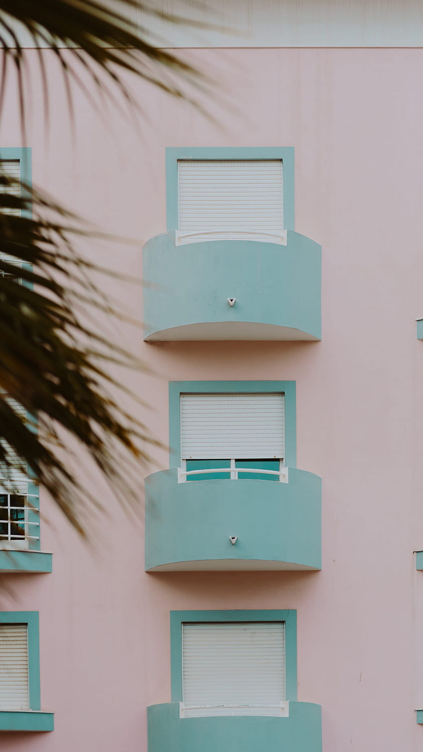 Edificio rosa pastel y azul claro, Lagos, Portugal, minimal • For You For & Mobile, Light Blue Pastel fondo de pantalla del teléfono