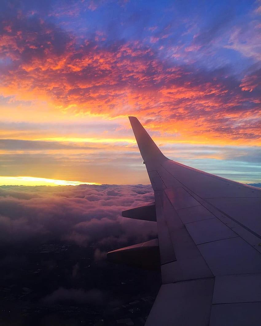 Beste Aussicht vom Flugzeugfenster und dem Flügel mit Sonnenuntergangshimmel, Ästhetisches Flugzeug HD-Handy-Hintergrundbild
