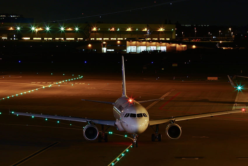 Самолет, нощ на летището HD тапет