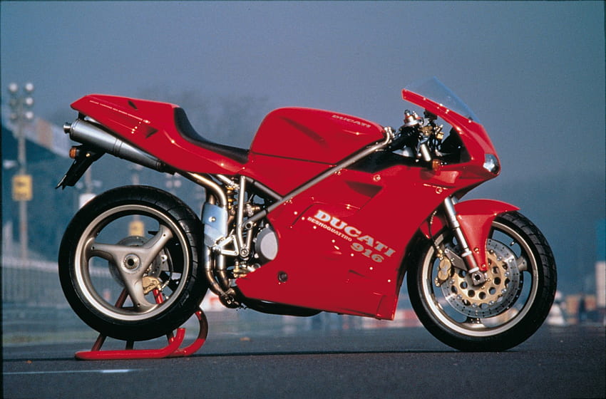 Ducati fährt mit dem 25th Anniversario 916 Tribute Bike in die Stadt HD-Hintergrundbild
