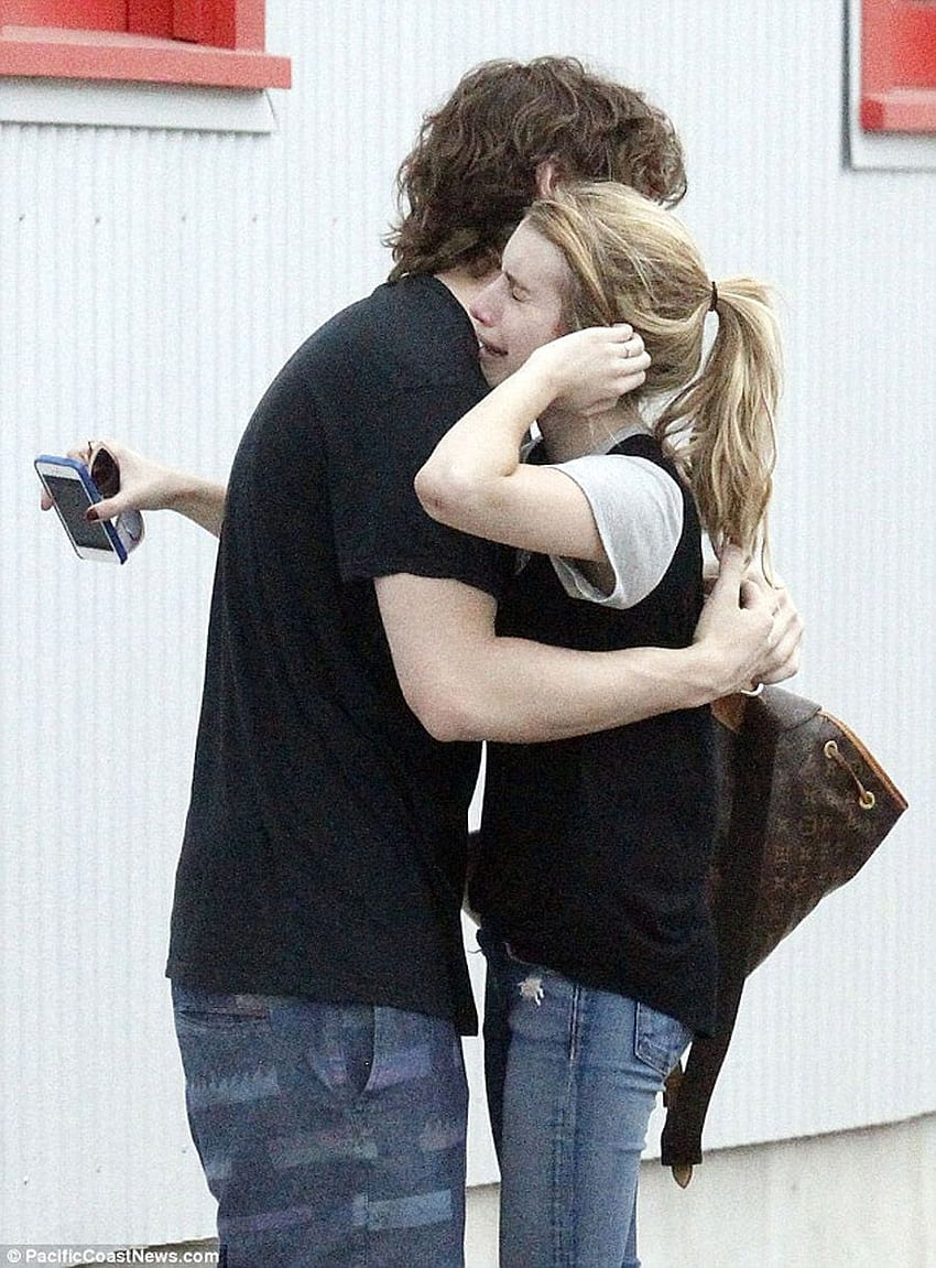 Sobbing Emma Roberts clings to Evan Peters as details emerge HD phone wallpaper
