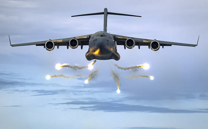 Boeing C-17 Globemaster III, bersagli termici, aereo da trasporto militare USA, US Air Force, contromisura a infrarossi, IRCM, aereo militare USA, C-17, USA, spara falsi bersagli termici Sfondo HD
