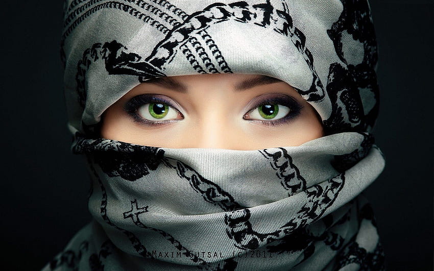 緑色の瞳のイスラム教徒の少女、美しい少女の目 高画質の壁紙
