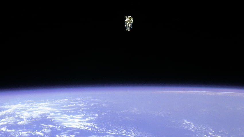 Bruce McCandless dari NASA memberi kami salah satu ruang paling ikonik, Astronot Mengambang di Luar Angkasa Wallpaper HD