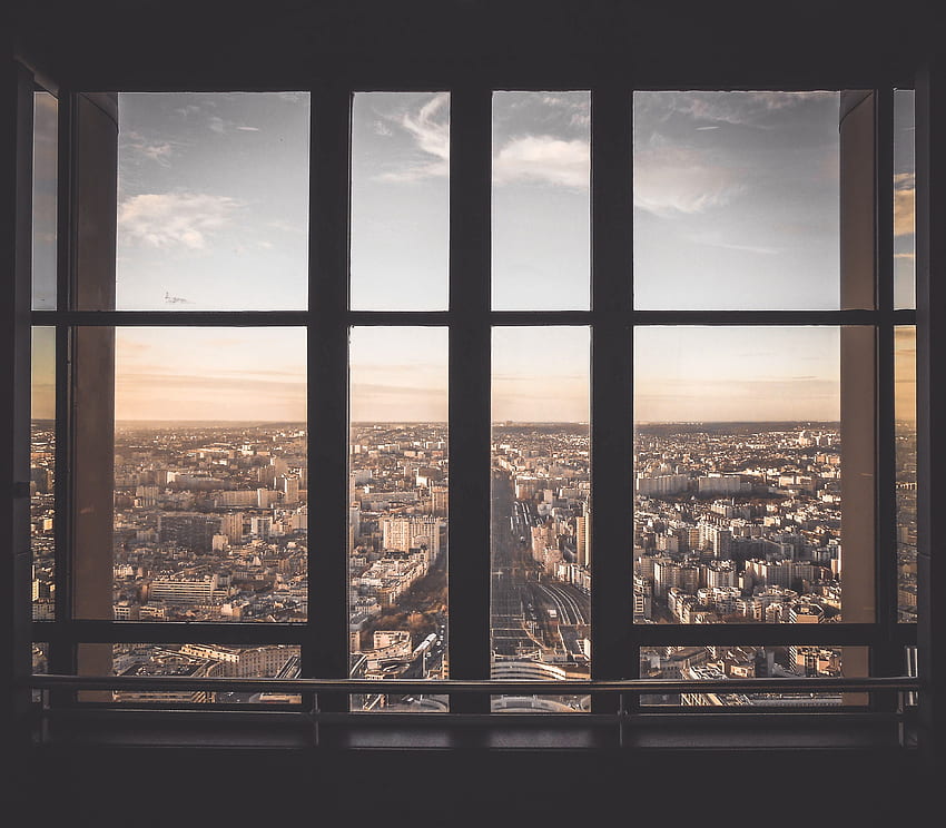 / изглед през прозорец по улиците на Париж, изглед към града от рамката на прозореца HD тапет
