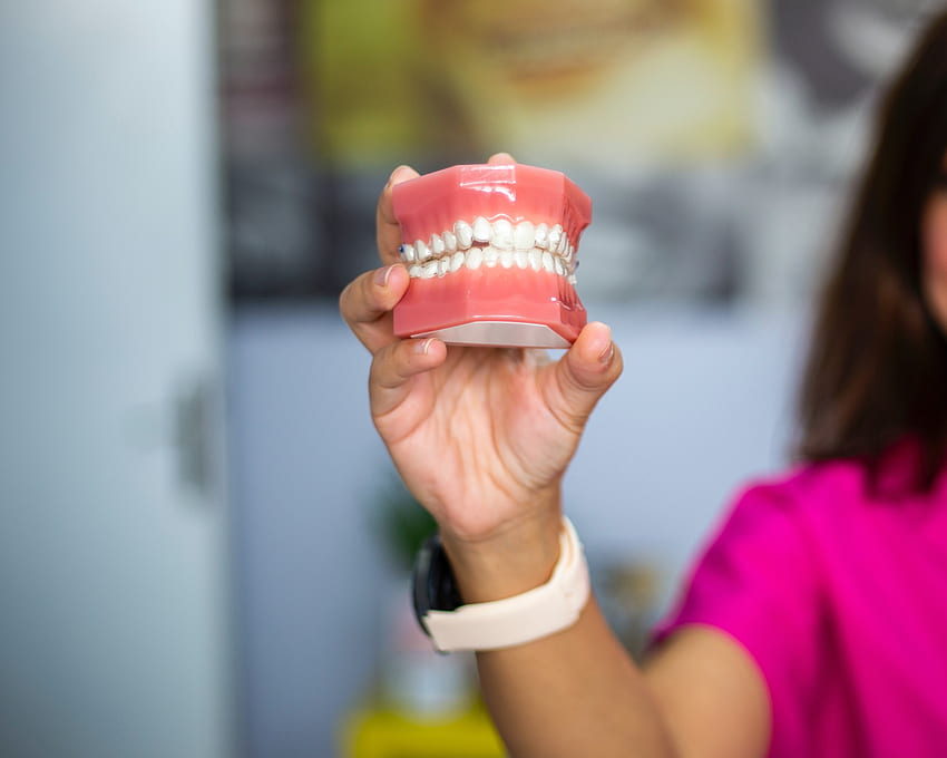 Implantes dentales versus prótesis dentales: los pros y los contras fondo de pantalla