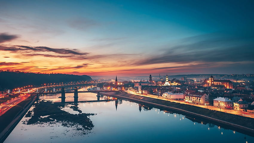 มุมมองทางอากาศของเมือง Kaunas Lithuania พร้อมสะท้อนบนแม่น้ำระหว่างการเดินทางพระอาทิตย์ตก วอลล์เปเปอร์ HD
