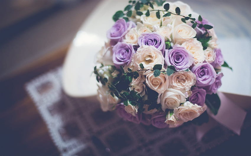 白いバラ、結婚式、紫のバラ、ウェディング ブーケ、ポーランドのバラ、決意のバラ。 高品質 高画質の壁紙