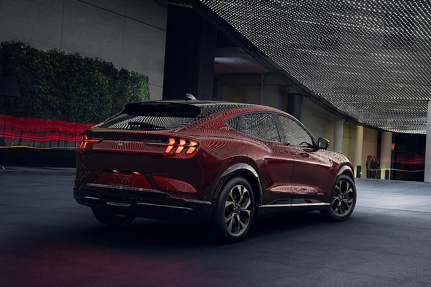 Reseña: El Ford Mustang Mach E 2021 es un nuevo vehículo eléctrico elegante que es rápido, silencioso y divertido de conducir por todo el mundo fondo de pantalla