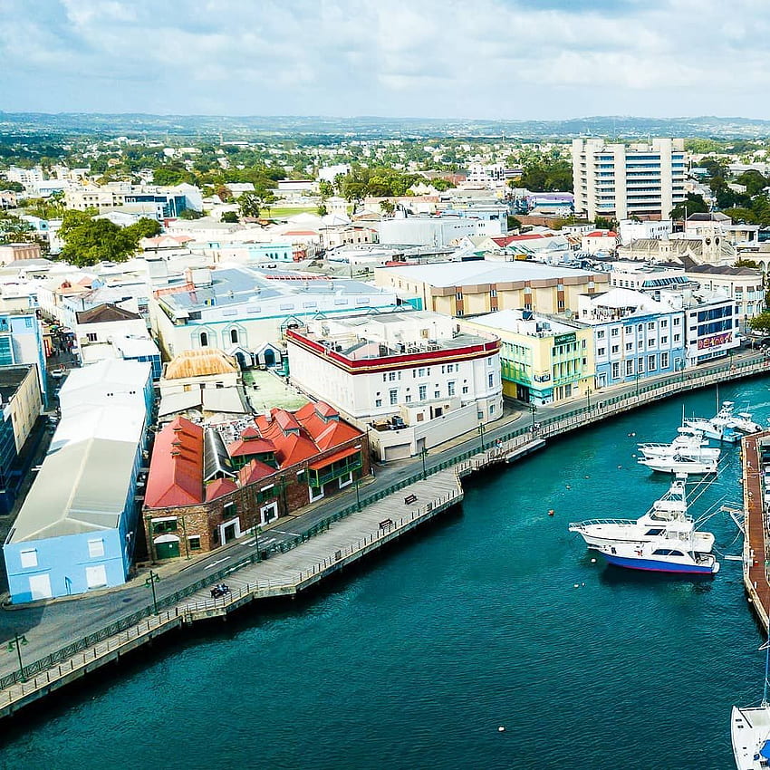 바베이도스 수도인 브리지타운의 해안가와 보드워크 HD 전화 배경 화면