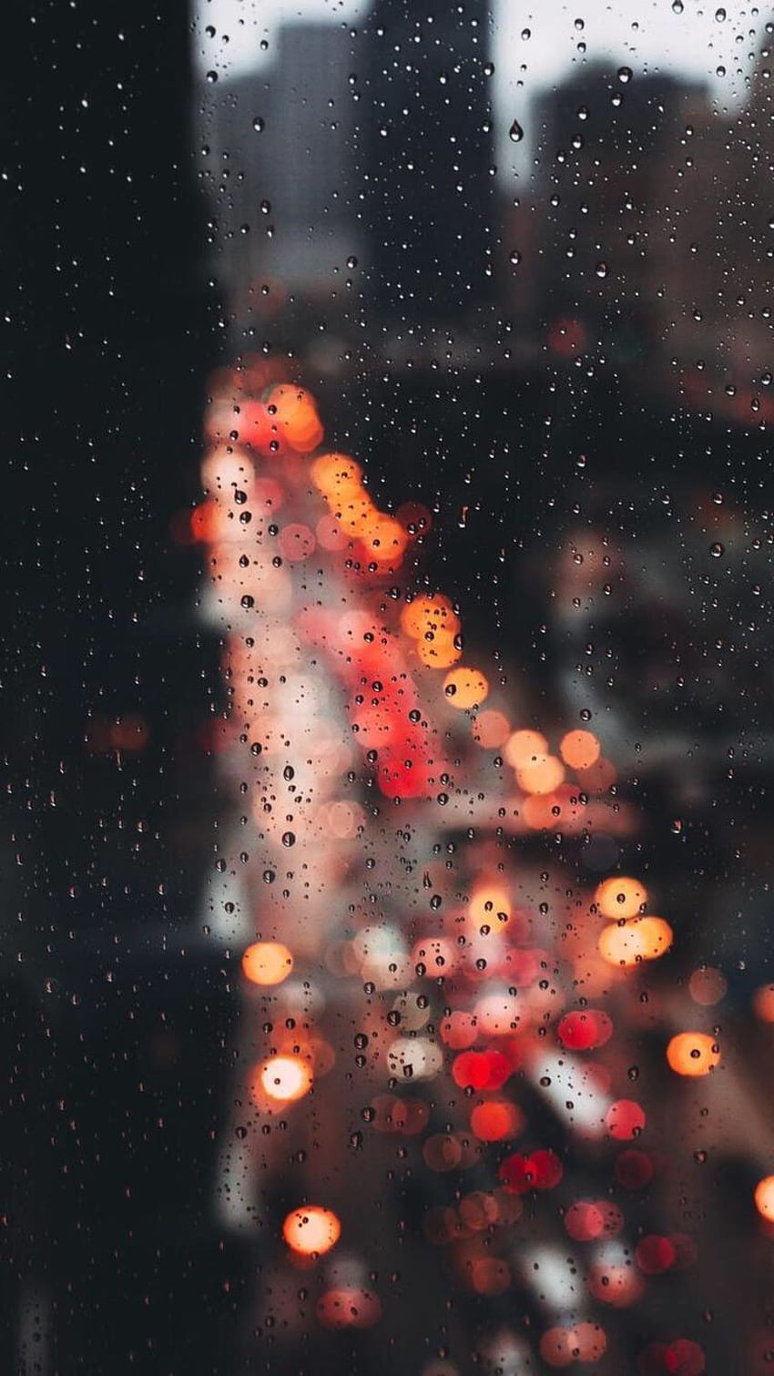 IPhone de gotas de lluvia de Nueva York. día lluvioso en la ciudad fondo de pantalla del teléfono