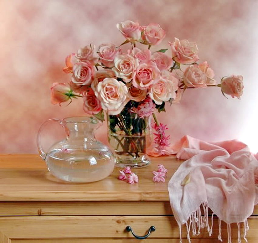 Królowa kwiatów, stół, różowy, róże, szal, wazon, kwiaty Tapeta HD