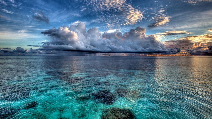 incredibile paesaggio marino alle maldive, mare, nuvole, nave, acqua limpida Sfondo HD