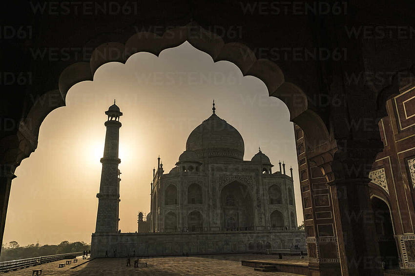Silhouette Taj Mahal through arch entrance, Agra, Uttar Pradesh, India stock HD wallpaper