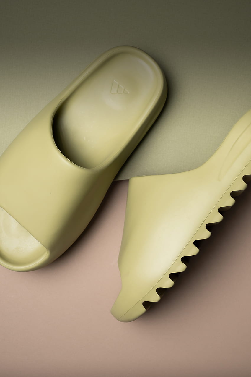 Yeezy Slide Resin - Artículos para estadios. Chanclas Yeezy, zapatos Hype, Yeezy fondo de pantalla del teléfono
