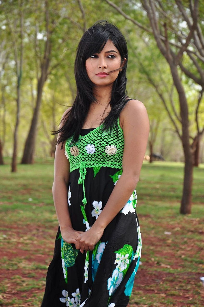 Radhika Pandit Look accattivante in bikini e completo, Radhika Pandith Sfondo del telefono HD