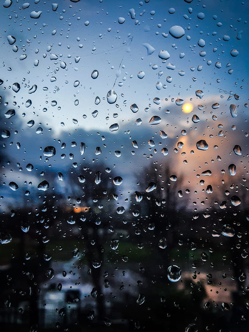 Ventana de gotas de agua, cielo, lluvia. fondo de pantalla del teléfono