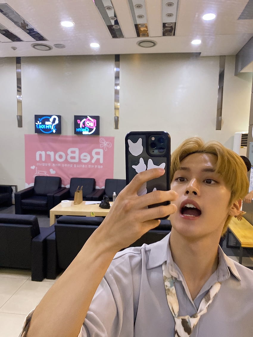 Lee Know selfie mirror, lee minho, kpop, stray kids, minho, lee know HD phone wallpaper
