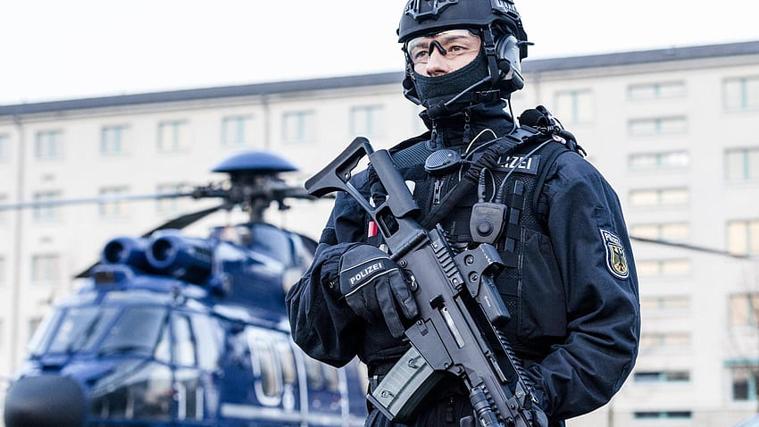 Um policial alemão fica na frente de um helicóptero, Polícia Militar papel de parede HD