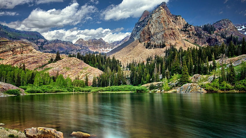 magnifique paysage lacustre, nuages, montagnes, forêt, lac Fond d'écran HD