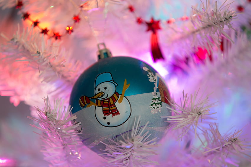 Vacanze, pupazzo di neve, lucentezza, luce, rami, albero di Natale giocattolo Sfondo HD