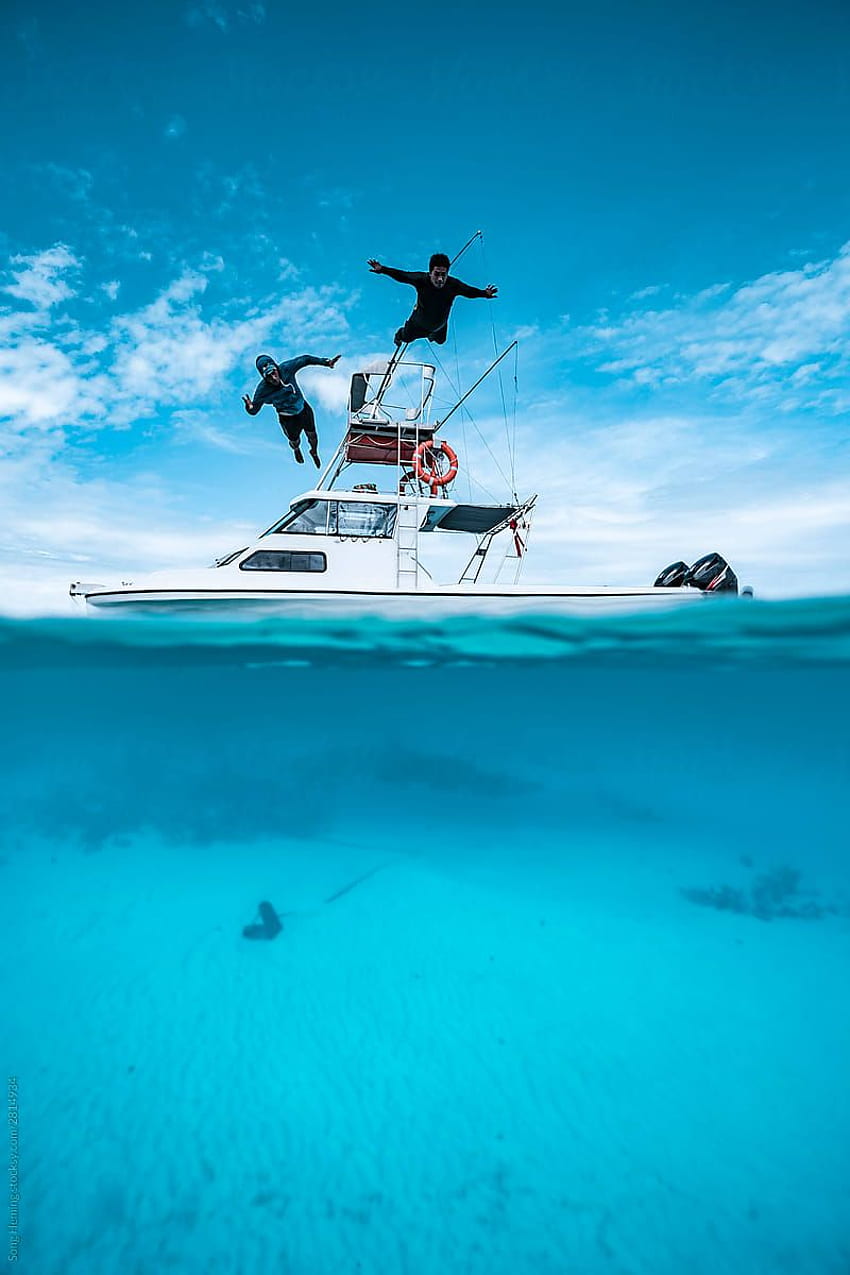 Dua pria melompat dari perahu ke dalam air, Half Underwater wallpaper ponsel HD