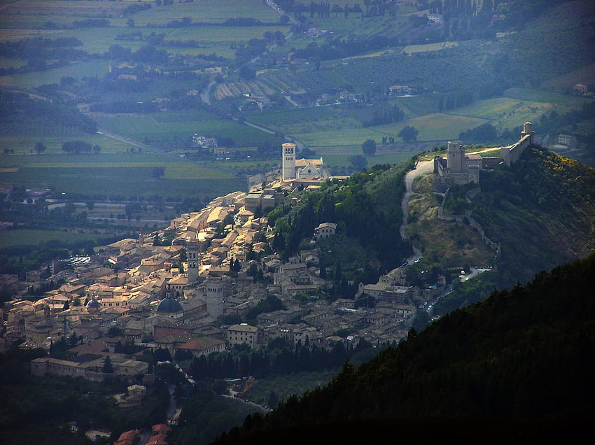 Асизи от планината, Италия, сгради, Асизи, пейзаж, църкви, дълбоко, високо, село, кули HD тапет