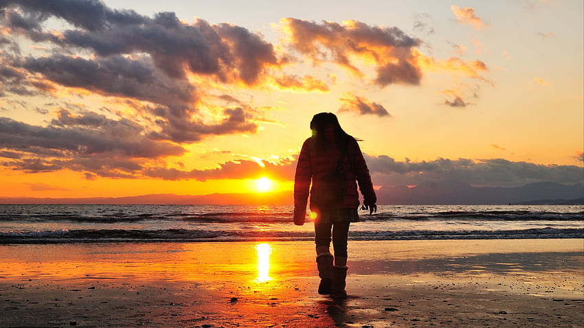 Woman walking alone at the sea Ultra -, Alone HD wallpaper