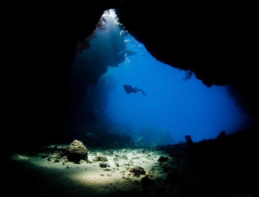 Scuba diving subacqueo oceano mare grotta sottomarina. Sfondo HD